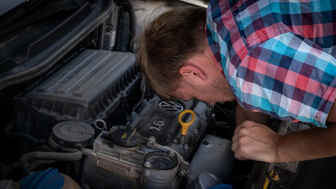 Автоновости на 32CARS.RU / человек у капота