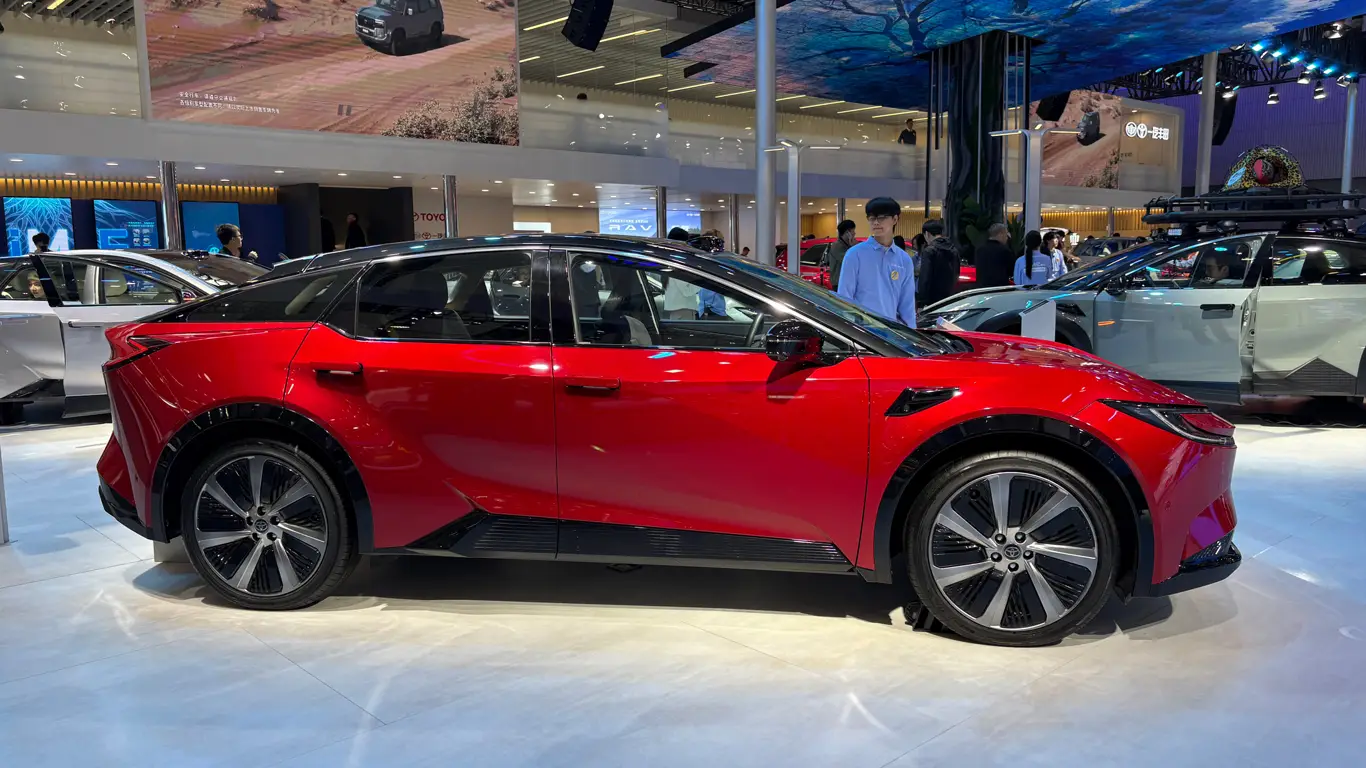 Автосалон в Гуанчжоу 2024 / Toyota bZ5